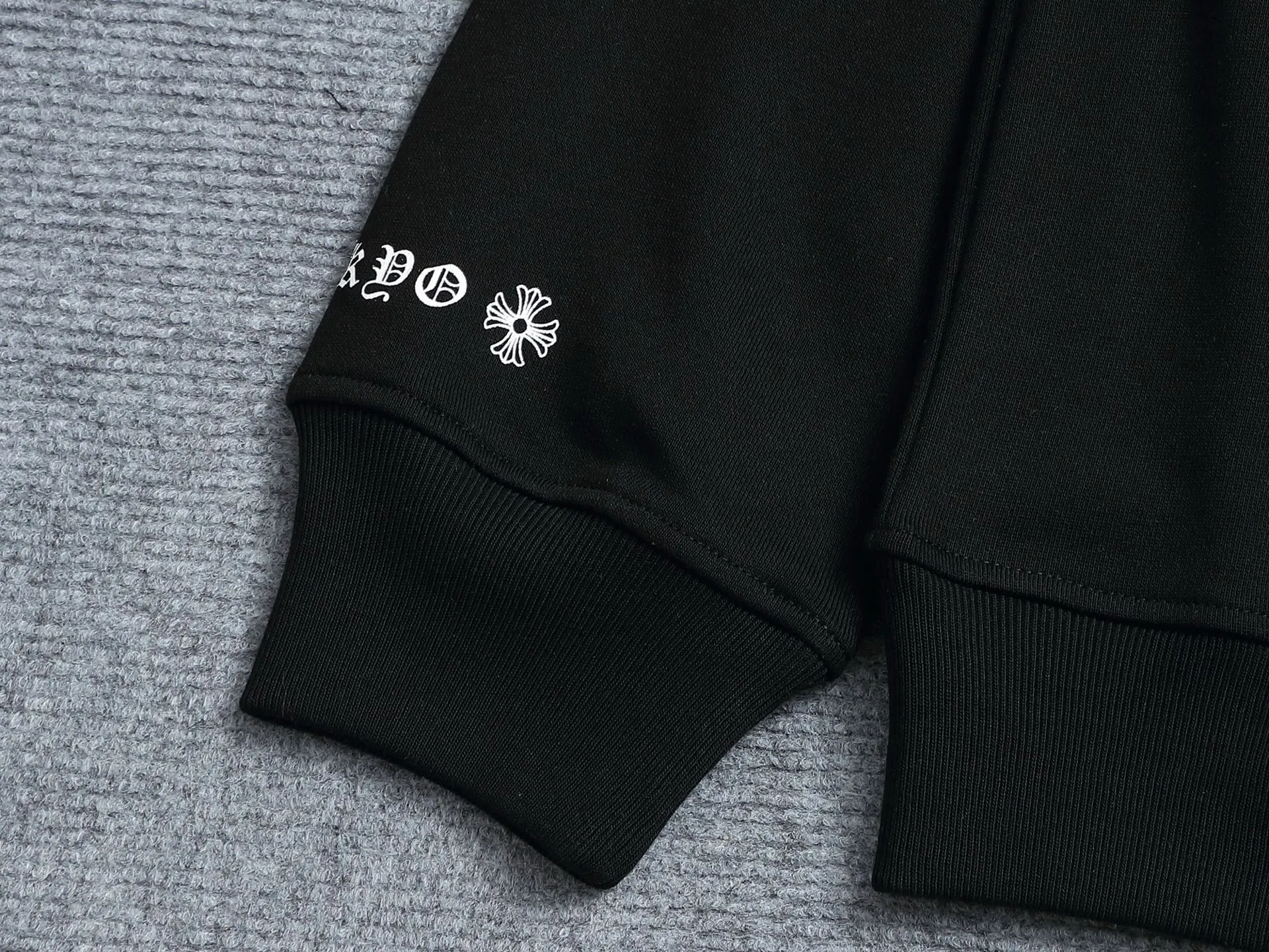 P230 Chrome hearts ch Chrome hearts cross horseshoe LOGO printed round neck sweatshirt, large version, loose and stylish, low version, slim version, upper body and pulled hips, 100% commitment: top quality, not fast food, the highest version on the market, top quality, 420 grams, 26 counts of custom-dyed double yarn cotton, the same style for men and women, complete with three standards. Color: Black White Size: XS-L